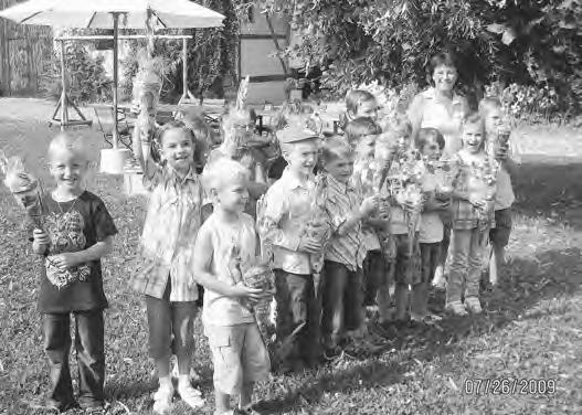 Nach einer Bastelstunde bekamen wir mit, unter welchem Thema unser Zuckertütenfest stand: Ritterfest. Um die Bienen ging es in einer Projektwoche in unserem Kindergarten Zwergenland.