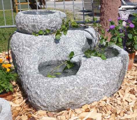 Brunnen mit Bronzefiguren Entenpaar Material: roter