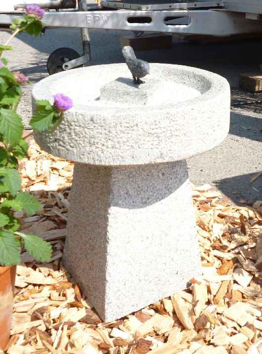 Sockel und Vogel Material: Granit Maße: ø 30 cm, Höhe 40