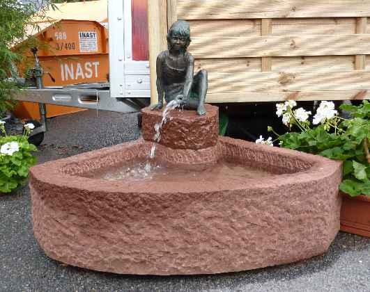Brunnen mit Bronzefigur Lene Material: roter Mainsandstein Maße: 100 x 60 x 75 cm