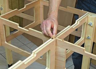 Die zwölf Millimeter starken Sperrholzplatten sind mit sämtlichen Ausschnitten sowie Löchern für Schrauben und Holzdübel versehen.
