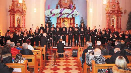 Hermann Sonets Lied Weihnachtsglocken vom Männerchor eröffneten das Finale. Anschließend sammelten sich alle Chöre vor dem Altar.