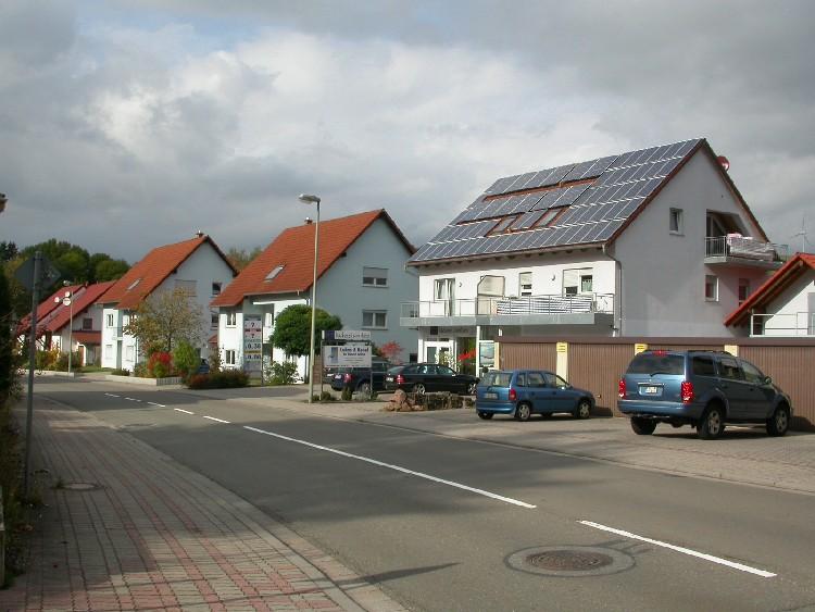 Mikro Nahwärme Reichenbach Solar und Pellets, 3 Häuser, niedrige Vorlauftemperatur