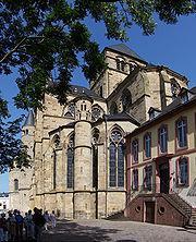 1.2.3 Liebfrauenkirche Neben dem Dom steht die Liebfrauenkirche. Gebaut wurde diese um das Jahr 1230 n.chr.. Das belegt eine Inschrift auf einer Säule in der Liebfrauenkirche.