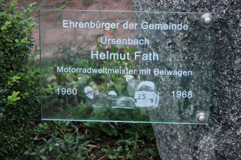 Gedenkstein am Dorfgemeinschaftshaus in Ursenbach Eine Vielzahl von Internetseiten berichten vom Leben und Wirken des Ursenbachers Helmut Fath.