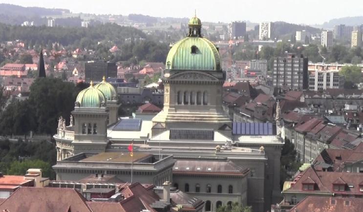 Mittwoch, 22.8.2012 Heute sind wir nach Bern gefahren, dort besuchten wir das Münster von Bern. Wir haben den 101 m hohen Turm des Münsters über eine enge Wendeltreppe erklommen. Es war sehr schön.