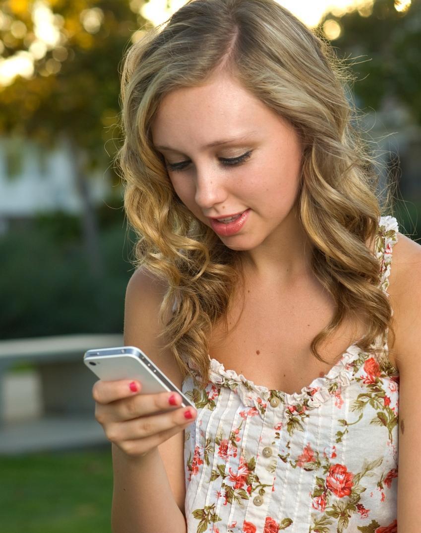 Teenager Dem jungen Nutzer von Mobiltelefonen geht es hauptsächlich um Unterhaltung und Spaß.