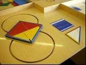 M+13. Pythagoras! Zum Exponat: Das Kind legt ein Quadrat mit Teilen aus und vergleicht Längen.