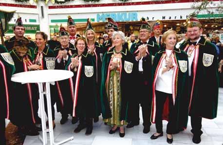 Bevor pünktlich um 15 Uhr 11 der Wiener Narr zum Leben erweckt wurde, sorgten bereits die Musikgruppe Leithaprodersdorf, die Tamburizzagruppe Novo Selo sowie die