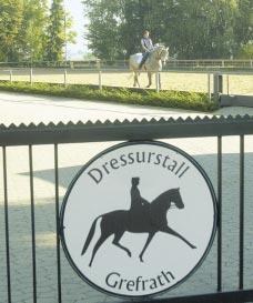 Ein Anlaufpunkt für Freunde des Pferdesportes: Der Dressurstall Held in Grefrath. Abstand zum nächsten Wohngebäude (Buscher Hof) rund 450 Meter, zur nächsten Ortslage (Röckrath) ungefähr 800 Meter.