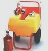 Schaummitteltank aus Kunststoff, mit Zumischer, Feuerwehr-Druckschlauch und Schaumrohr als Zubehör zu komplettieren. Ausführung Tankgröße max.