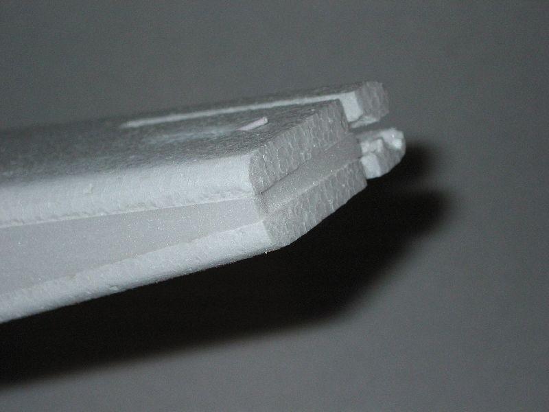 Spant B ( 48 x 70 mm) aus der beiliegenden 6 mm Depronplatte ausschneiden und hinter der
