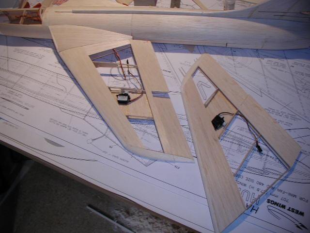 Der Aufbau der Flügel geht relativ problemlos von statten, Beplankung zuschneiden, Rippen aufkleben, Querruderverkastung einbauen, obere Beplankung drauf, fertig.