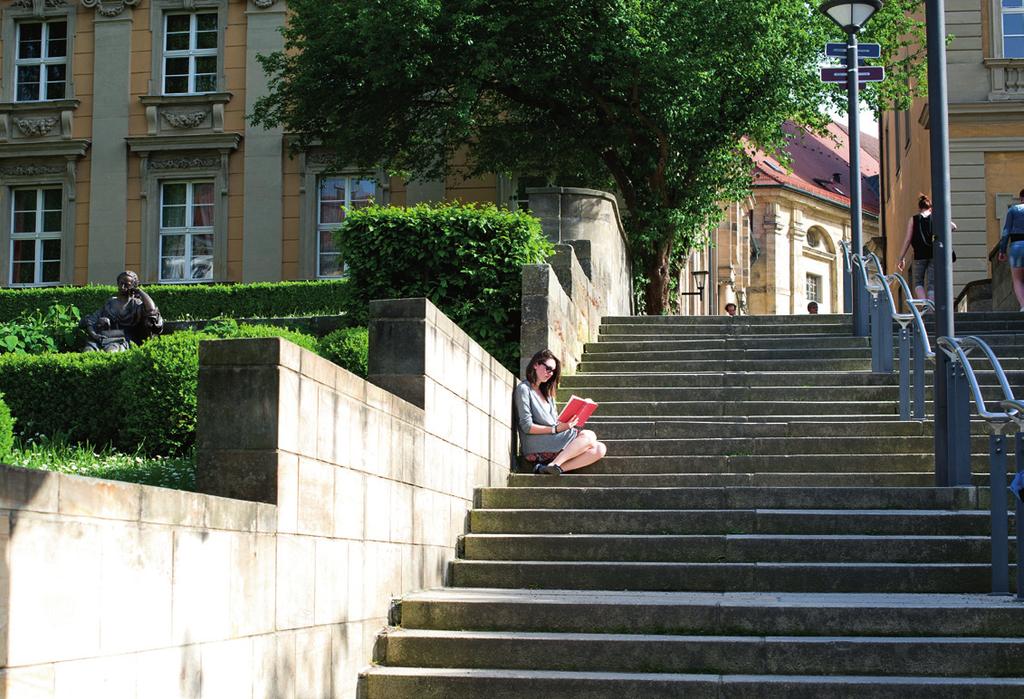 Geselligkeit in Biergärten, gemütliche Shoppingmeilen, ein buntes Kulturprogramm und ruhige Rückzugsmöglichkeiten im Grünen in Bayreuth kommt jeder auf seine Kosten. Lebenswert studieren in Bayreuth.
