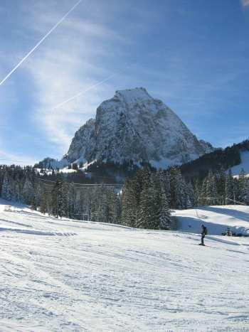 : 11. Januar J. Heidelberger 044 401 42 79 Ski und Wandertag Brunni SKIFAHREN, SCHLITTELN, WANDERN Ein toller Tag im weissen Schnee am Fusse des Mythen.