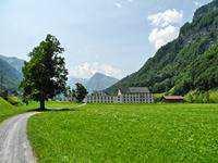 : : 22. Juli Glarner Fridliweg LINTHAL - SCHWANDEN Von Linthal wandern wir, an schmucken Dörfern der Linth entlang, nach Schwanden.