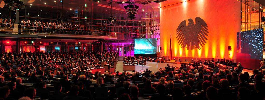 Plenarsaal Der Plenarsaal Kongresszentrum seit 1999 Direkt am Rhein gelegen und ein außergewöhnlicher Veranstaltungsort: Der ehemalige Plenarsaal des Deutschen Bundestages, eines der schönsten