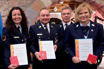 Der LFV Bayern informiert In Würdigung hervorragender Leistungen auf dem Gebiet des Feuerwehrwesens verleiht der Präsident des Deutschen Feuerwehrverbandes das Deutsche Feuerwehr-Ehrenkreuz in Gold,