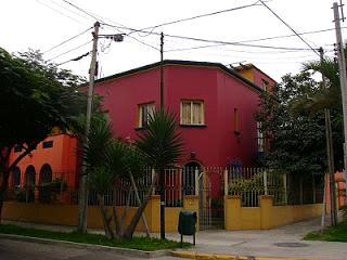 Lebenswelt außerhalb des Praktikums Wo ich lebte Meine Unterkunft La Casa Roja ist zentral im Stadtteil Miraflores gelegen und ich brauchte lediglich zehn Minuten mit dem Bus oder einem Taxi bis zur