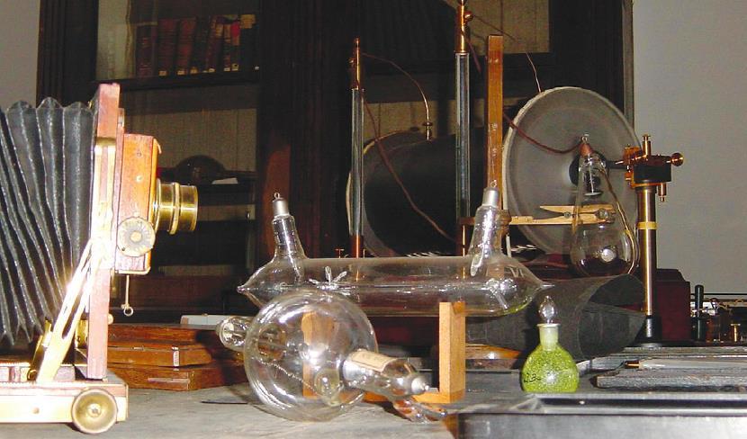 Wilhelm Conrad Röntgen untersuchte 1895 im Physikalischen Institut der Universität Würzburg die Eigenschaften von Hochspannungsfeldern in