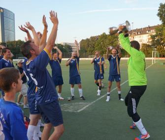 Auf einen Blick Der 13. Twobirds.cup Das rheinländische Charity-Fußballturnier der Juristen Am letzten Samstag im August 2015 war es wieder soweit: Um 11.00 Uhr wurde das erste Spiel des 13. Twobirds.cup angepfiffen.