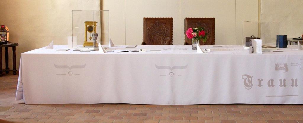 (53) Tischtuch mit Faksimile von Tischordnungen, Gästelisten, Einladungen und Danksagungen anläßlich der Hochzeit Warschauer / Fuld 21.
