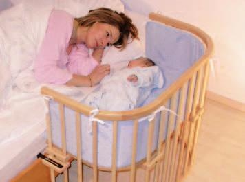 Babys brauchen in den ersten Monaten Tag und Nacht viel Zuwendung der Eltern sie empfinden beruhigende Geborgen heit nur in der Nähe ihrer Mutter.