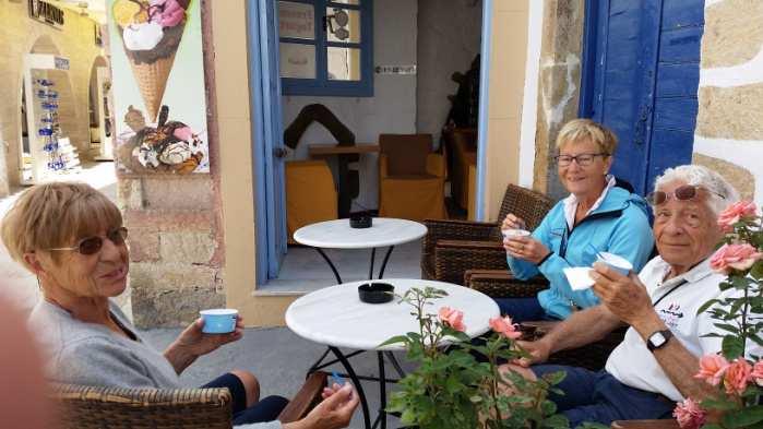 man hat hier oben ohne Internet und Telefonverbindung eben Zeit dafür! Glacé essen und Boutiqun durchstöbern.