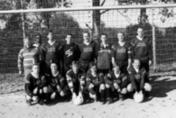 40 41 Fussball Aktive Fussball Aktive 1971-1983 den werden. Dies gelang mit Spielertrainer Frank Fingerle, zuletzt bei TuS Forst als Spieler und Torjäger aktiv.