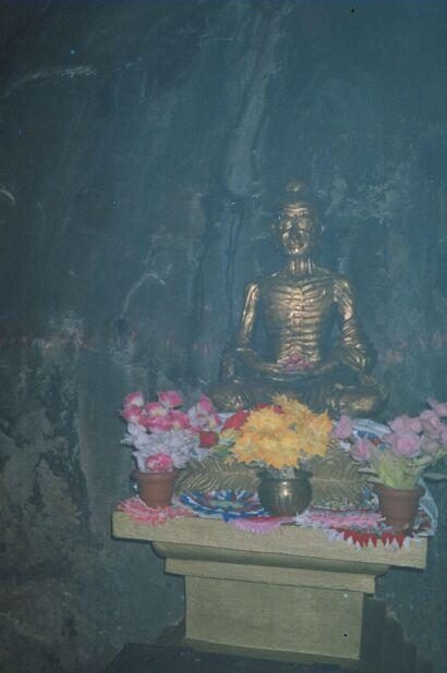 2.1 Buddha in Askese (4a) In dieser Höhle, nahe Bodhgaia (Bihar, Nortindien), soll Siddhattha, der Legende nach, seine strenge Askese durchgeführt haben.