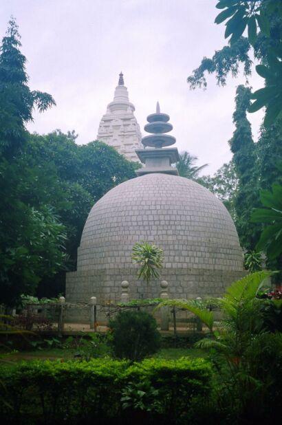 2.1(18b) Sangha heute Das einzige aktive Theravâda- Kloster. In Bangalore / Karnataka in Süd-Indien. Stupa im Vordergrund. Das Kloster wurde 1956 von einem Brahmanen gegründet, der im 2.