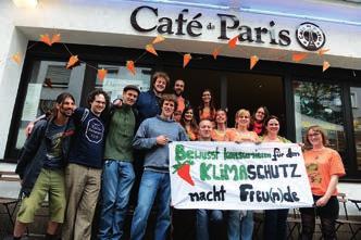 26 SOZIALES Das Carrotmob-Team bei seinem Aktionstag vor dem Café de Paris Fotos: D Angiolillo Erster Carrotmob in Saarbrücken Konsumieren für den Klimaschutz Warum boykottieren, wenn man auch