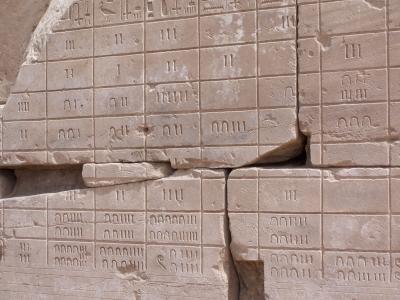 Facetten der Mathematik Die Ägypter besaßen eine hochentwickelte Mathematik und Geometrie, sonst hätten sie nie und nimmer die Pyramiden berechnen und bauen können.