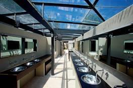 Stromanschluss versehen. Die Sanitäranlage, mit Toiletten und Duschen, ist nach modernen Standards komplett renoviert und mit Dampfbad.