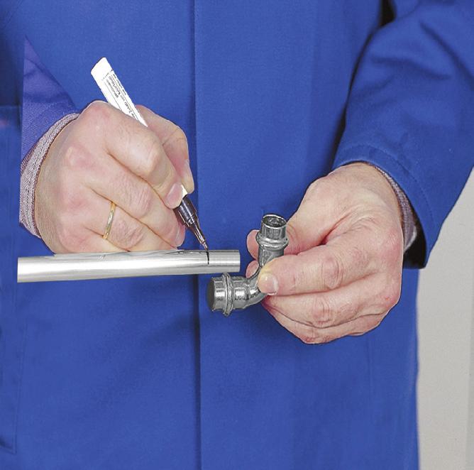 3 Kontrolle des Fittings Rohre sind vorzugsweise mit einem Rohrabschneider, alternativ mit feinzahnigen Bügelsägen oder speziellen elektrischen Rohrsägen