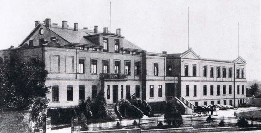 Die Aufnahme von 1938 zeigt das Gebäude, geschmückt zum hundertjährigen Bestehen des EBV.