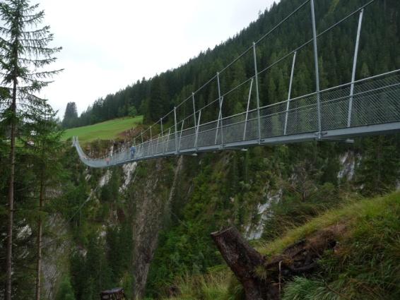 Die Weltsensation der Alpen ruft Die Brücke schwingt im Takt das groovt. 100m über dem Tal schwebt sie - genial.