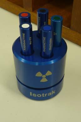 Die radioaktiven Präparate (V38 und V25) sind für Schülerversuche bauartzugelassen. Die Strahlenbelastung während eines Versuches ist ca.