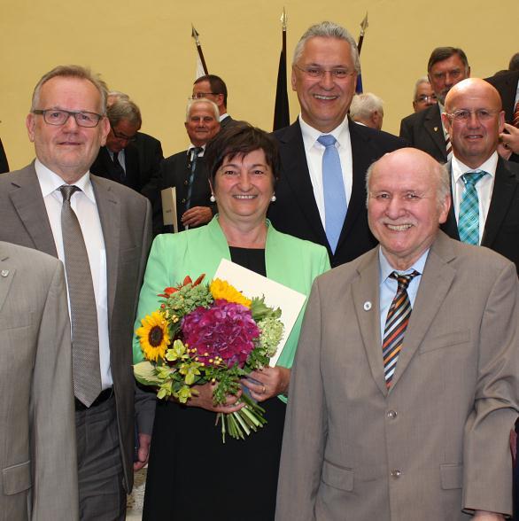 in Silber an verdiente Kommunalpolitiker, auch an den Böhmfelder Bürgermeister.