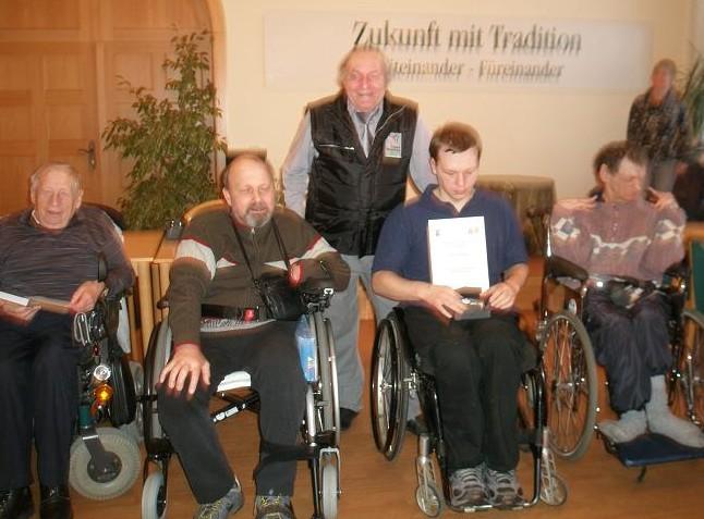 den Turniersieger verloren hatte. Siegerehrung der 6. Offenen Sächsischen Schachmeisterschaft der Behinderten: 1. Stefan Krause, GSV Dresden, 2.