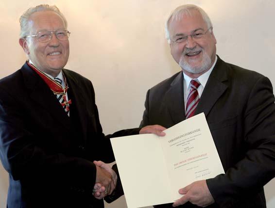 Das Bundesverdienstkreuz wird sowohl für politische, wirtschaftlichsoziale und geistige Leistungen überreicht als auch für Leistungen im karitativen und