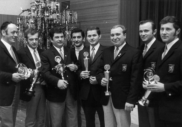 ADAC-Gau-Turnier- Fahrerehrung 1970 v.l. Paul Müller, Hermann Hum, Dr. Philipp Forster, Rochus Wagner, Heinz Pöllmann, Alfred Pühler, Adolf Lux, Loni Fleischmann.
