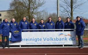 Im Rahmen einer kleinen Werkbesichtigung der Firma Table Roc aus Bad Driburg bekam die Seniorenmannschaft um Trainer Ralf Brake nun die in den Vereinsfarben blau/gelb gesponserten Pullover,