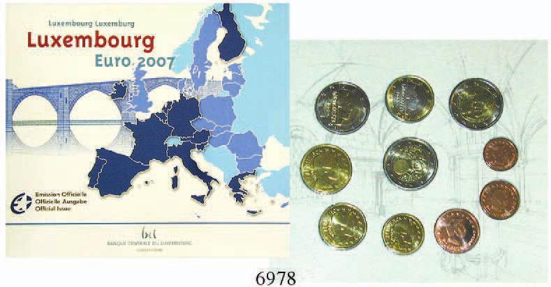 6974 Euro-Kursmünzensatz 2003. 8 Münzen - 1 Cent bis 2 Euro. Offizieller Satz der Münze. st 25,- 6975 Euro-Kursmünzensatz 2004. Offizieller Satz der Münze. Mit beiden 2-Euro-Münzen 2004.