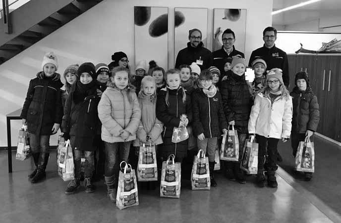 22. Dezember 2017 Die Führung endete mit einem kleinen Überblick über die Produktpalette der Firma Wild, bei dem die Kinder unter anderem lernten, dass die Süßkartoffel gar keine Kartoffel, sondern