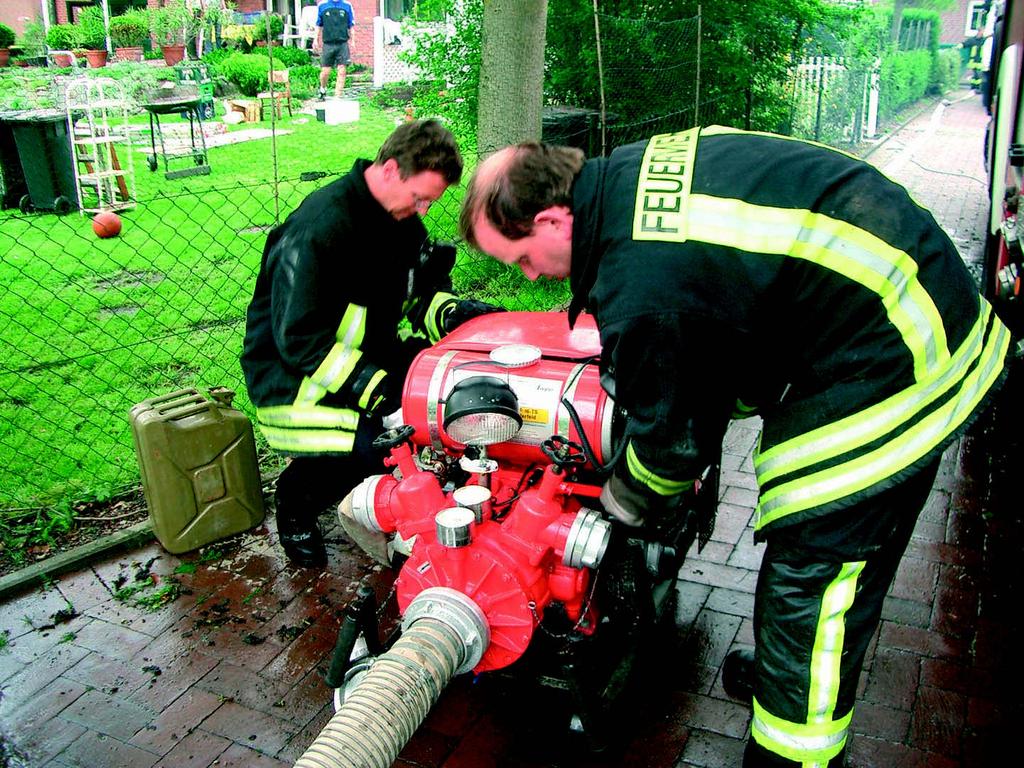 EINSÄTZE IM JAHR 2004 stellen. Auch am Krankenhaus wurden Straßenbaumassnahmen durchgeführt, die die Anfahrt des Rettungsdienstes erschwerten.