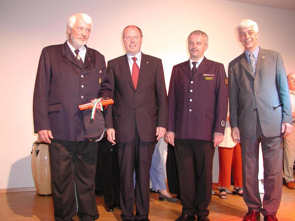 SONSTIGES Am 22. April 2004 fand in Billerbeck die Vertreterversammlung des Verbandes der Feuerwehren im Kreis Coesfeld e. V. statt. Aus der Freiwilligen Feuerwehr Dülmen nahmen 10 Delegierte teil.