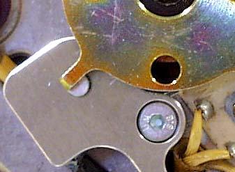 MONTAGE DES PICKUPS & DES ROTORS : Die Montage des Zündrotors erfolgt direkt auf den LiMa-Rotor. Verwenden Sie die originale Schraube ohne Federscheibe.