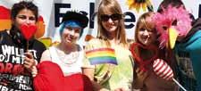 Egal, ob lesbisch, schwul, bi-, trans- oder heterosexuell: In Deutschland ist es verboten, einen Menschen