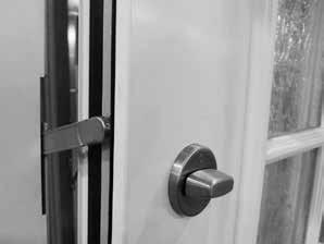 Drehknopf auf der Türflügelinnenseite Öffnen der Tür von außen bei eingeschalteter TSH: 1. Bei versperrter Tür zwei volle Umdrehungen mit dem Schlüssel entgegen der Sperrrichtung. 2.